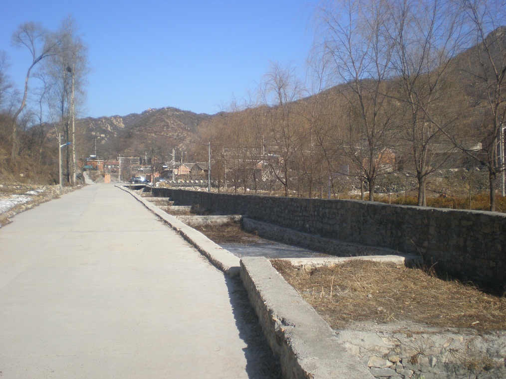 此路的第一个村子是松树沟村