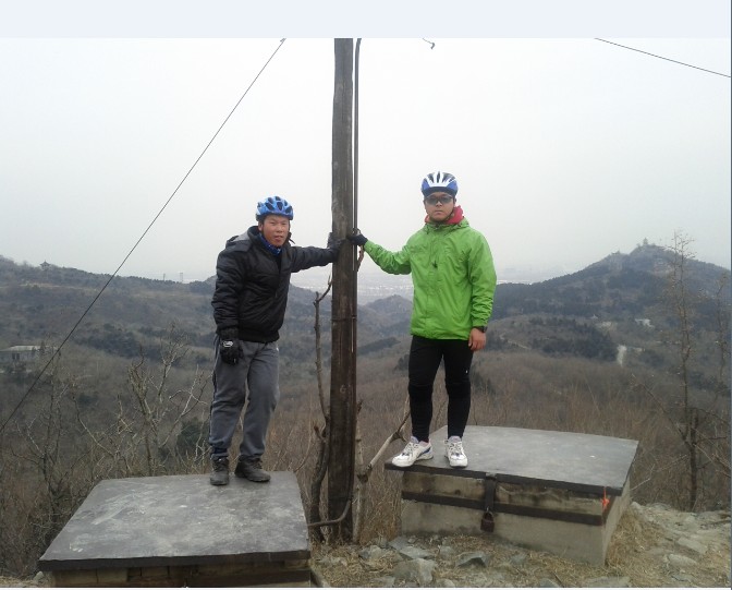 一个山顶的电箱