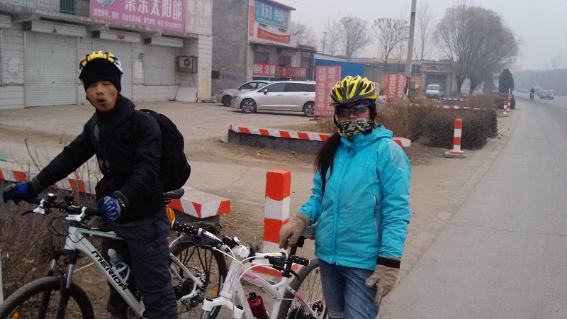 美女与车夫合影