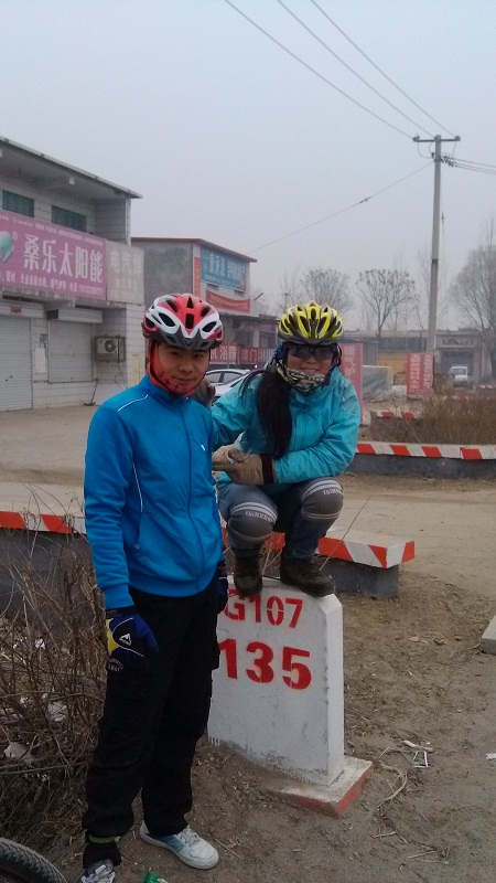 美女与丫鬟合影