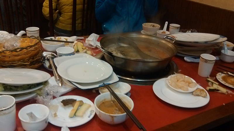 8盘肉，18个空碟子，4个人