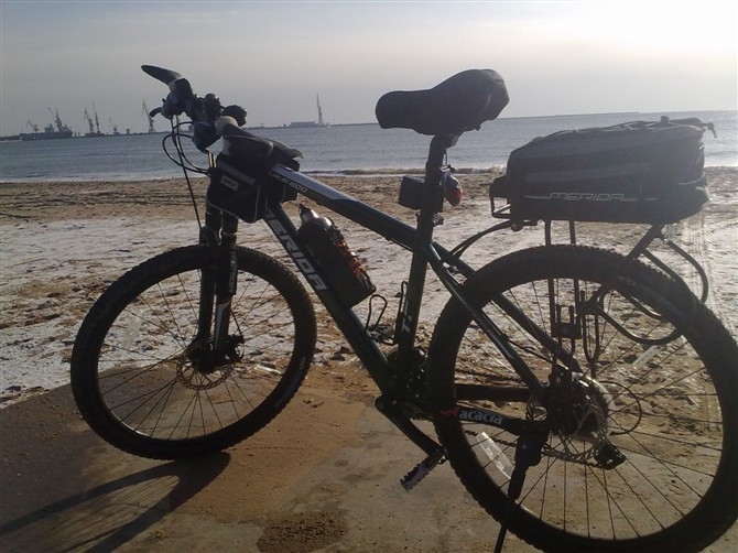 今年下雪后骑行海边时照的。好冷啊。