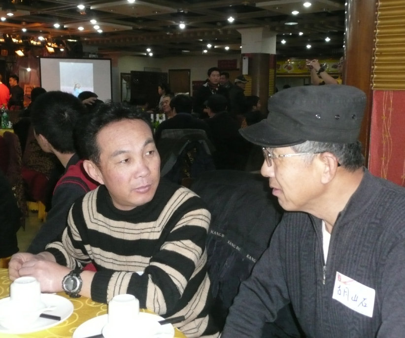 这哥儿俩聊的正开心