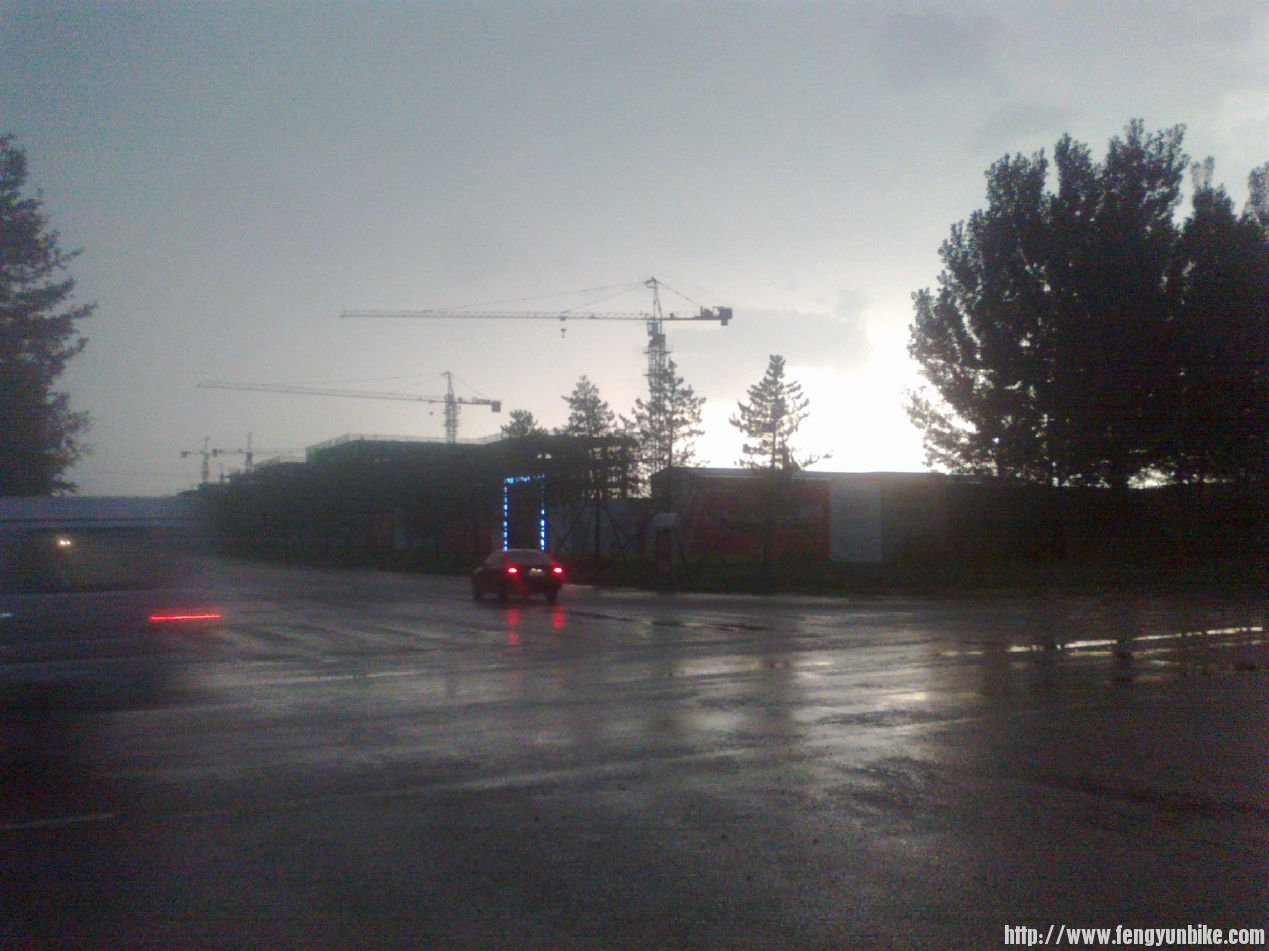 这是夏天施工的工地