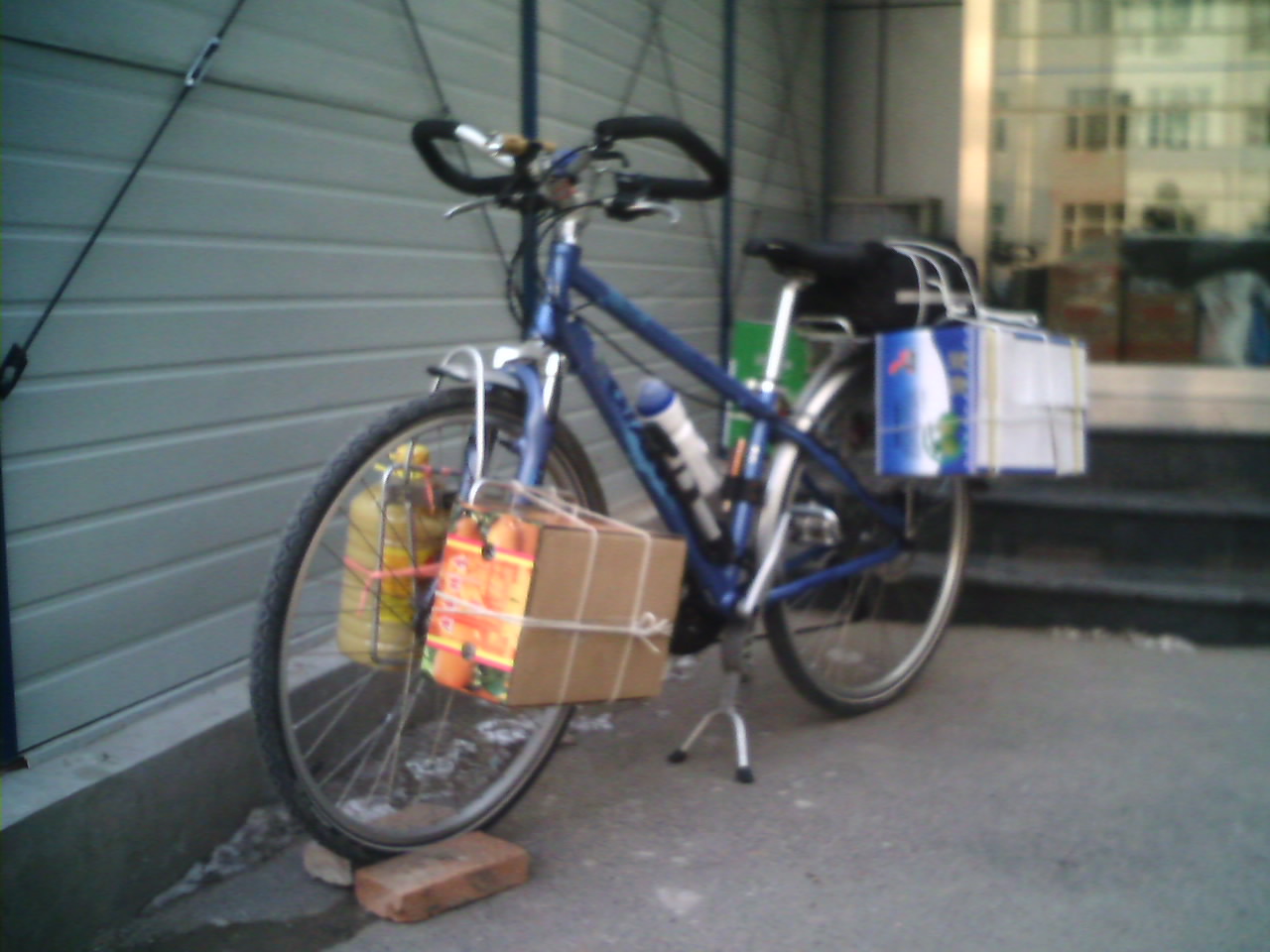 四件物品全部固定在自行车上