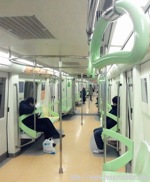 房山线上，人较少