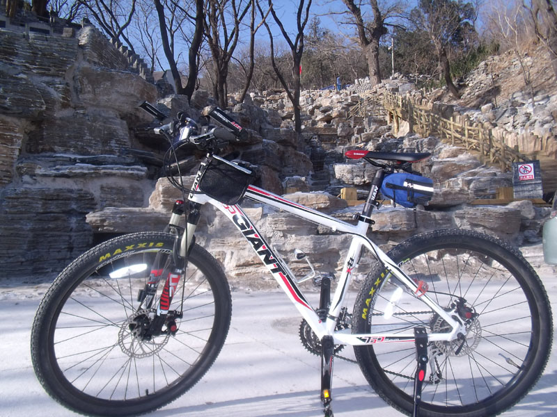 车后面是金山陵园