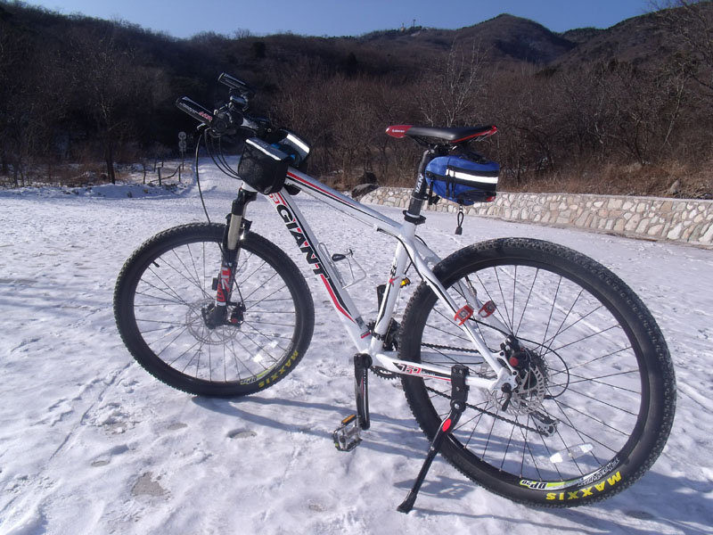 金山陵园附近的积雪