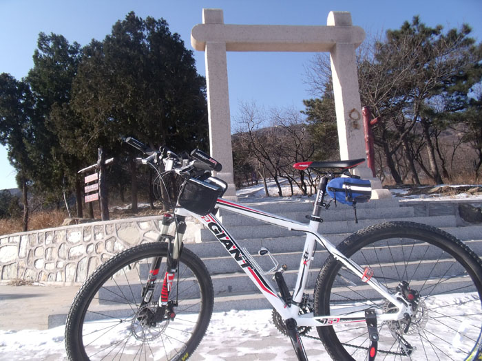 山门前，上面是鬼笑石