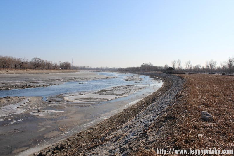 这就是大运河了，基本上全是冰了，只有中间一块有一小块流水