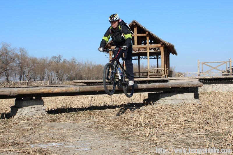 4飞起来了，安全落地。。