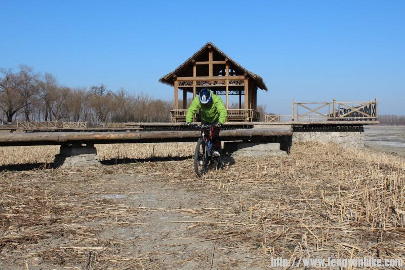 落地重心太靠后，差点摔车。。还好安全落地。。