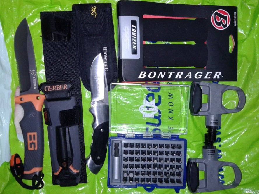 上下左右依次是：贝尔求生刀，勃朗宁猎刀，棒槌哥海绵把套，螺丝头组合套装，look锁鞋 ... ...