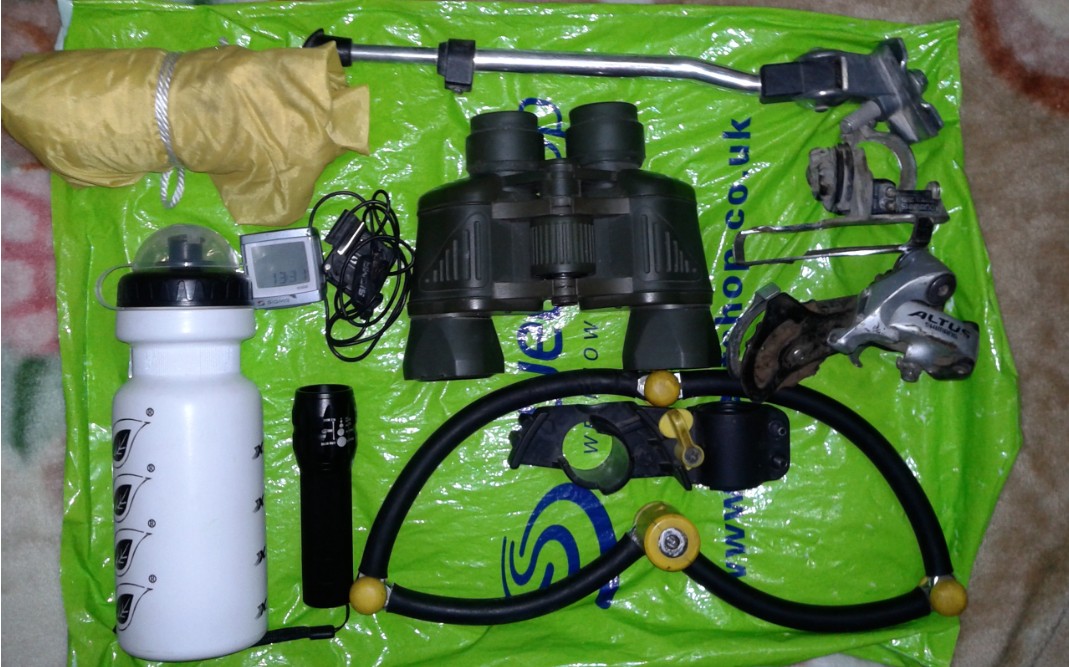 依次是：65L登山包防雨罩，车支子（中支），XXF水壶，sigmaBC506码表，望远镜，ATX680拆车前后拨，垃圾手电 ...