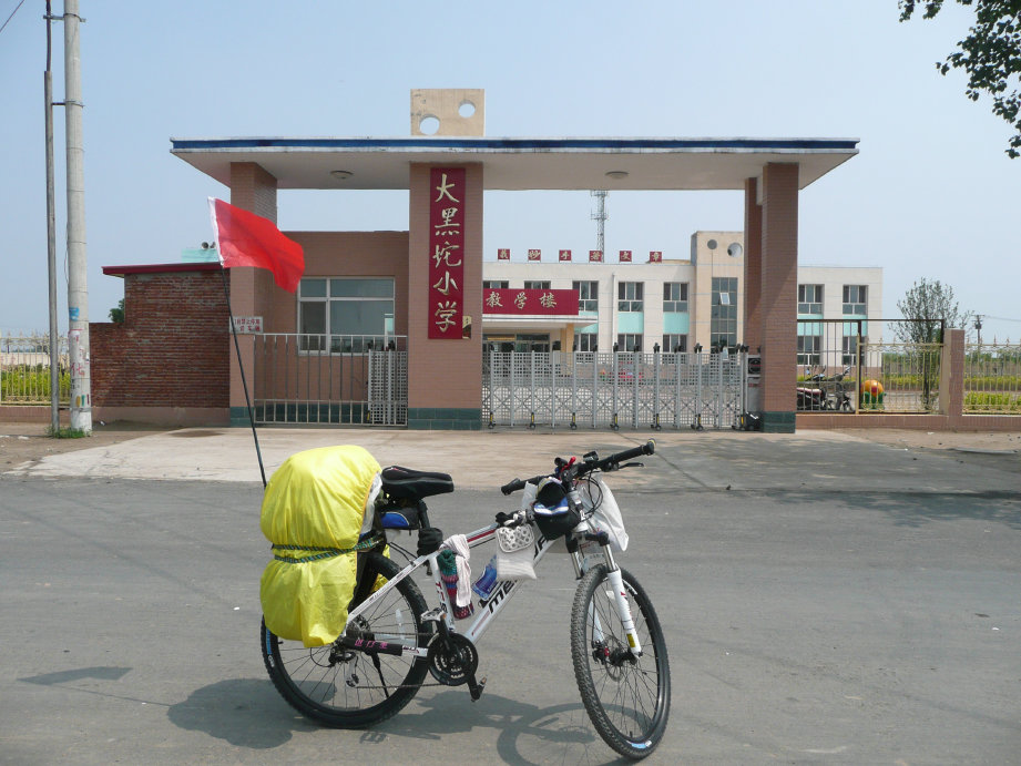 大黑坨小学，放学时门口围满了接孩子的人们。