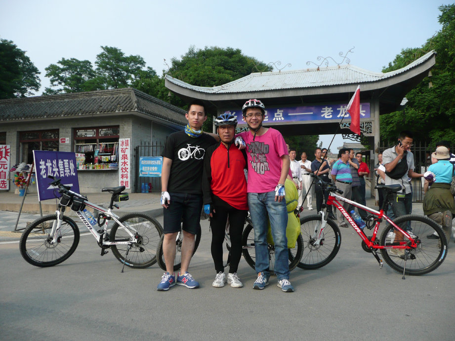 和小伙子合个影