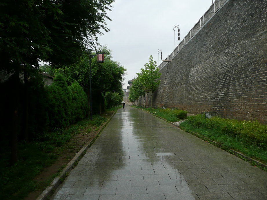 雨中的山海关城墙下