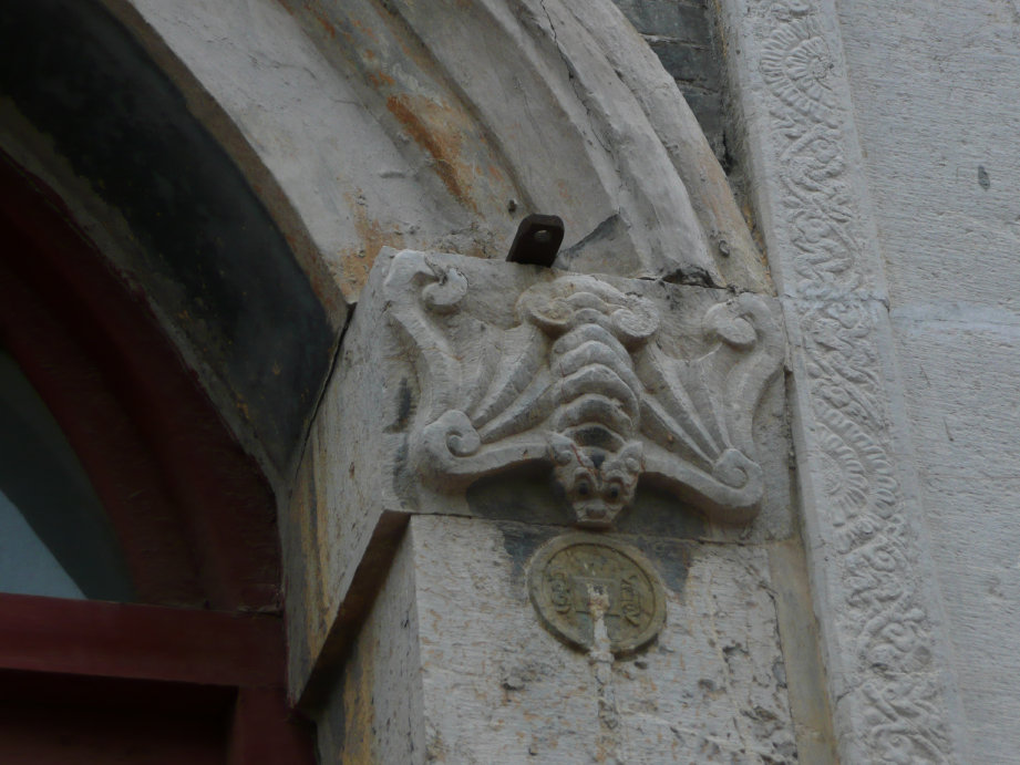 绸缎庄门外石雕