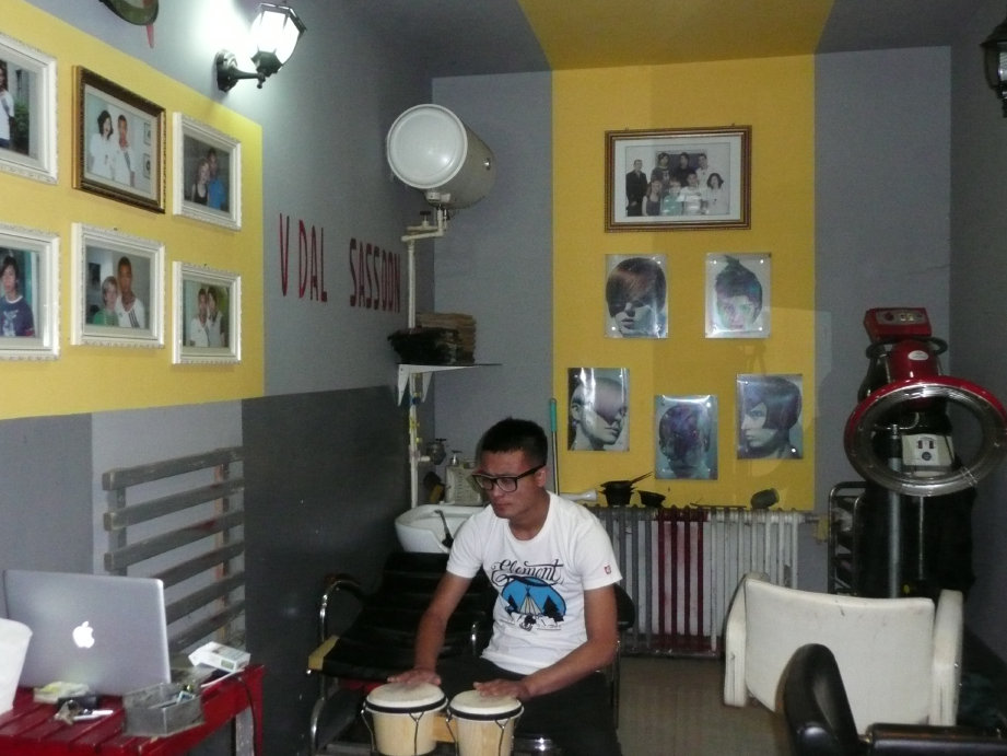 小伙子很认真的击打随着加州旅馆的音乐