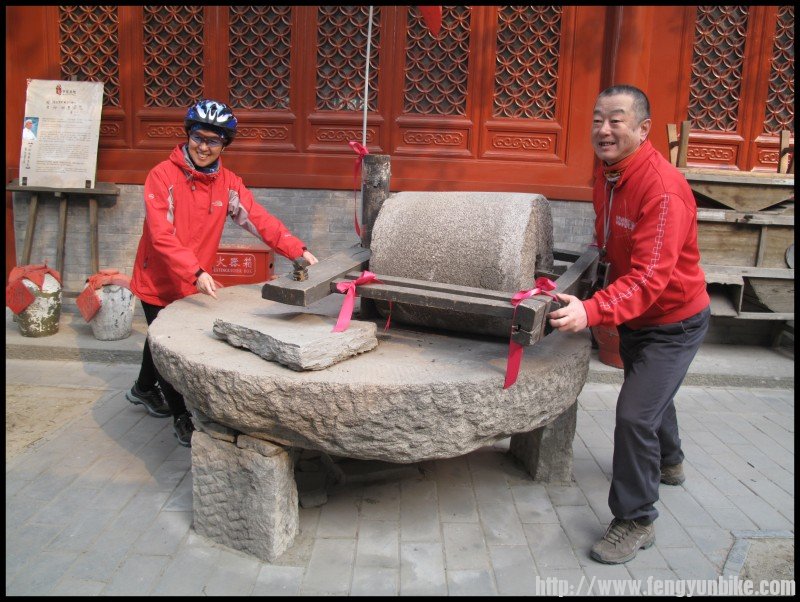 conew_2012-2-29夫妻双双来推磨.jpg