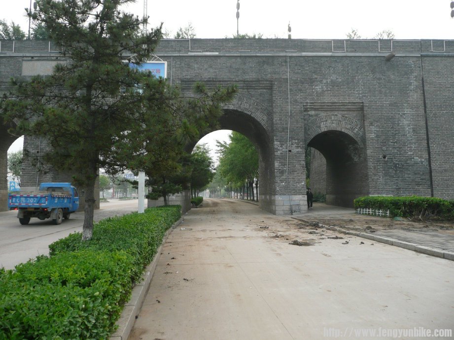 过了这个城门洞就是真正意义的出关了。踏上了闯关东的征程！