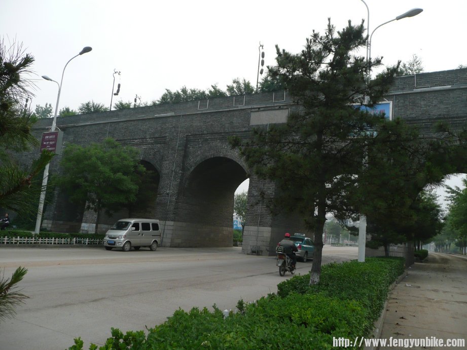 102国道出关主路门洞