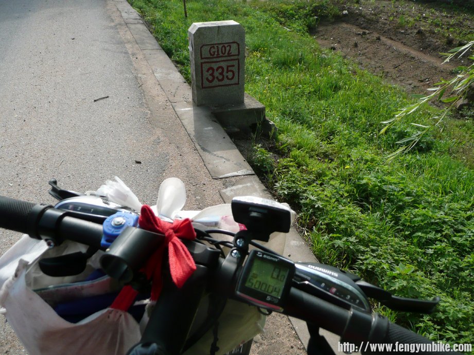 正好这儿有个G102过道的里程碑。让咱的车车也和它合个影。