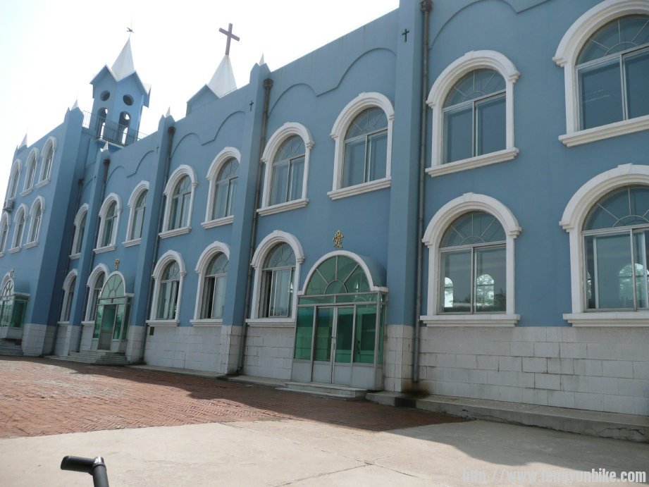 绥中基督教堂在一个小坡上。