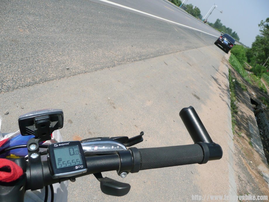 笔直的路通向远方！