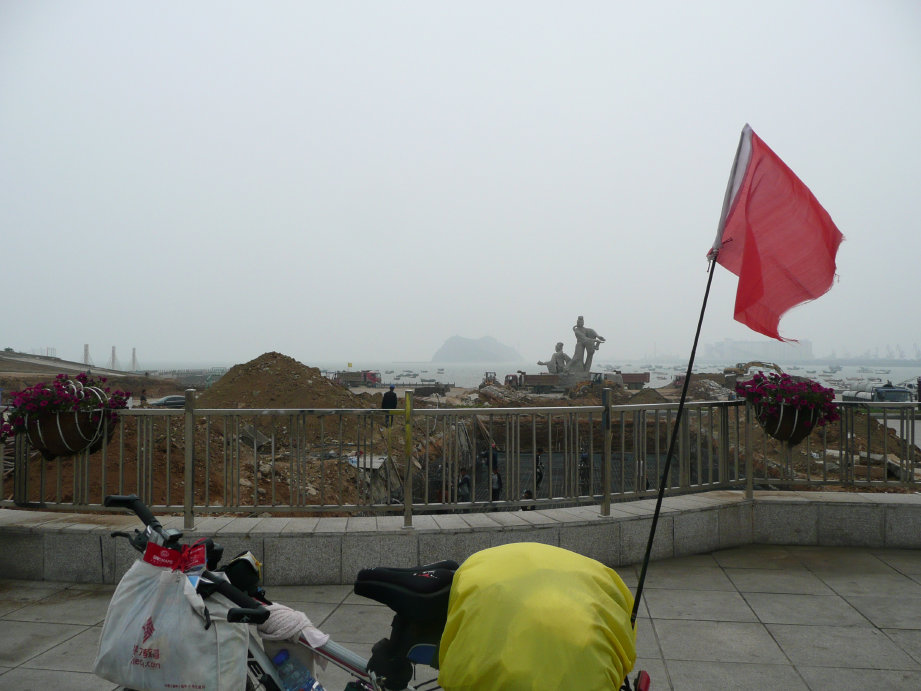 去的时候岸边正在施工。