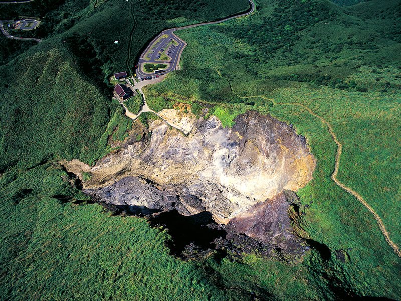 台北阳明山的小油坑，硫磺泉源头
