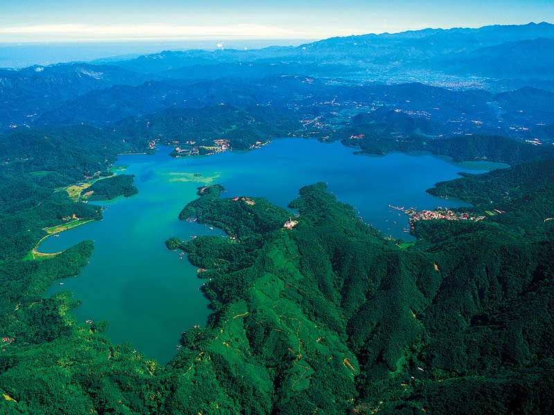 日月潭，左边是月，右边是日