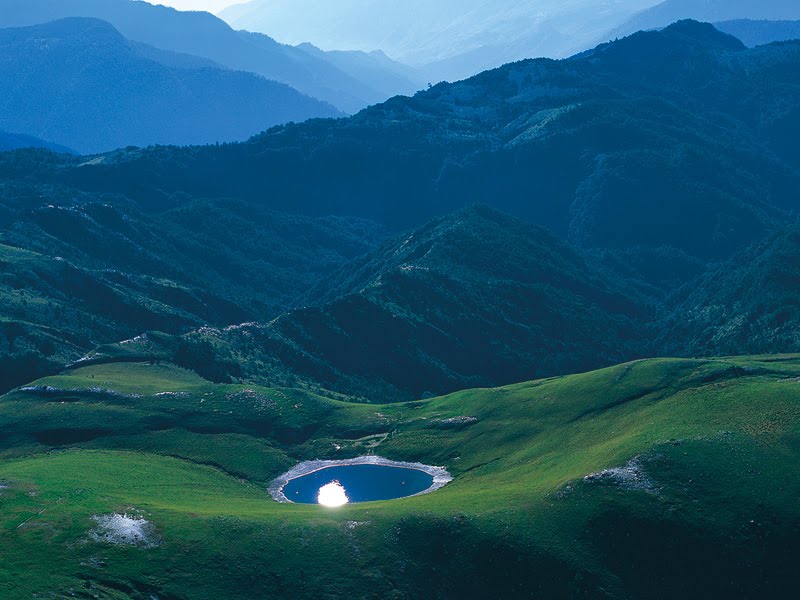 三叉山下的嘉明湖，海拔三千米以上