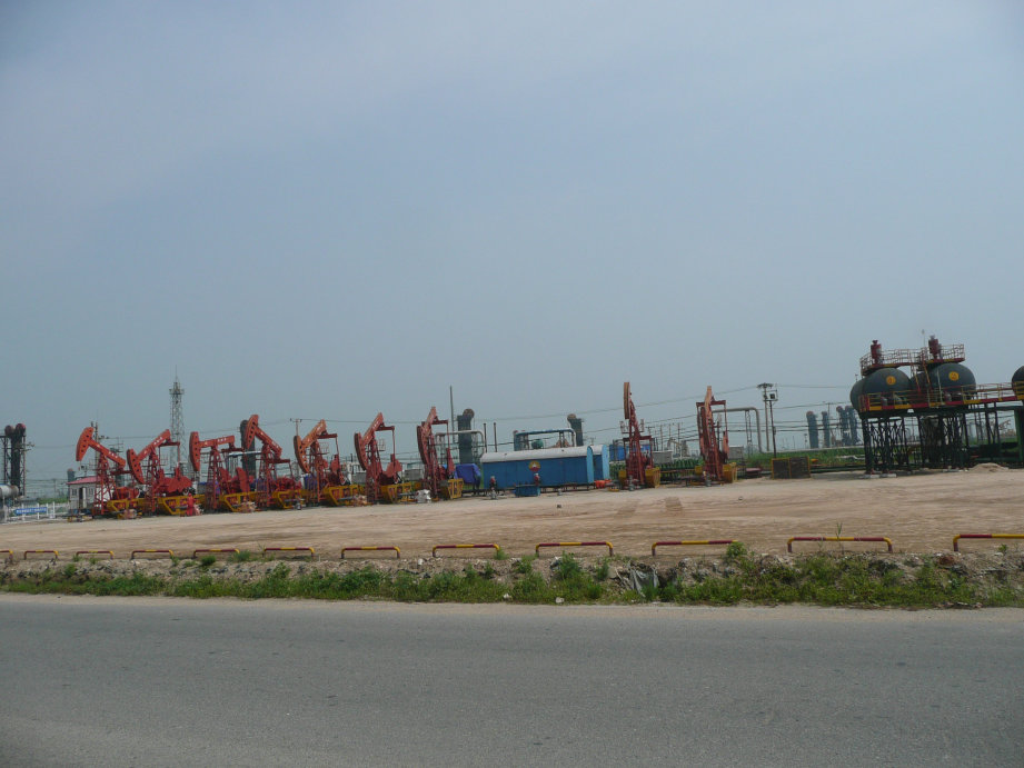 油田壮观的打油机。