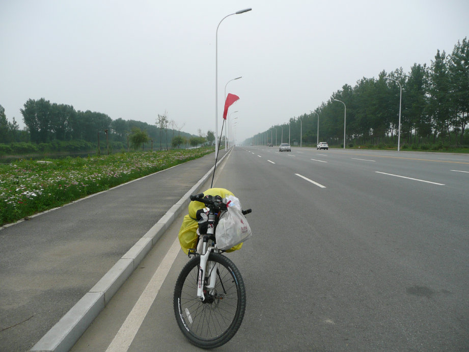 路上的车不是很多。