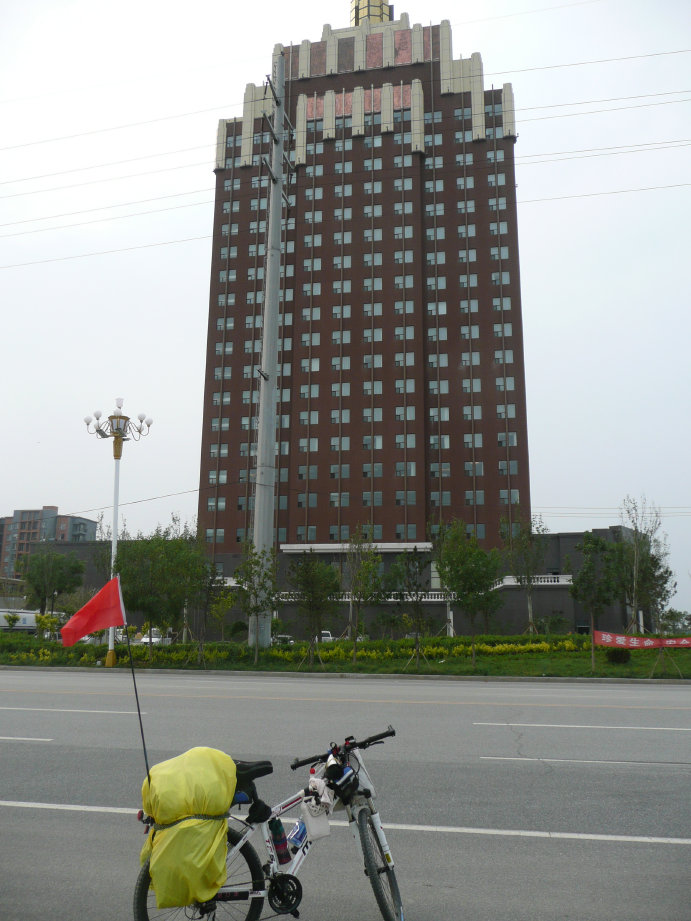 这个建筑离很远就能看见，当地很有名儿。