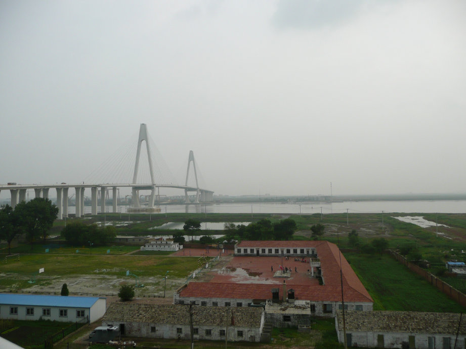 辽河大桥边的景色。