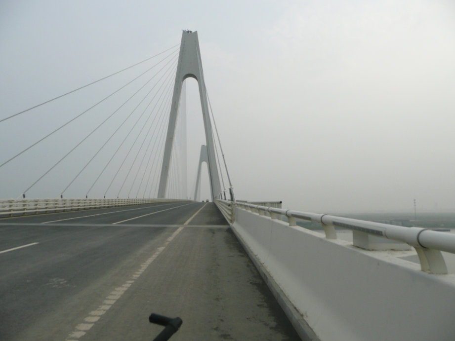 就要上辽河大桥了，过了桥就是营口。