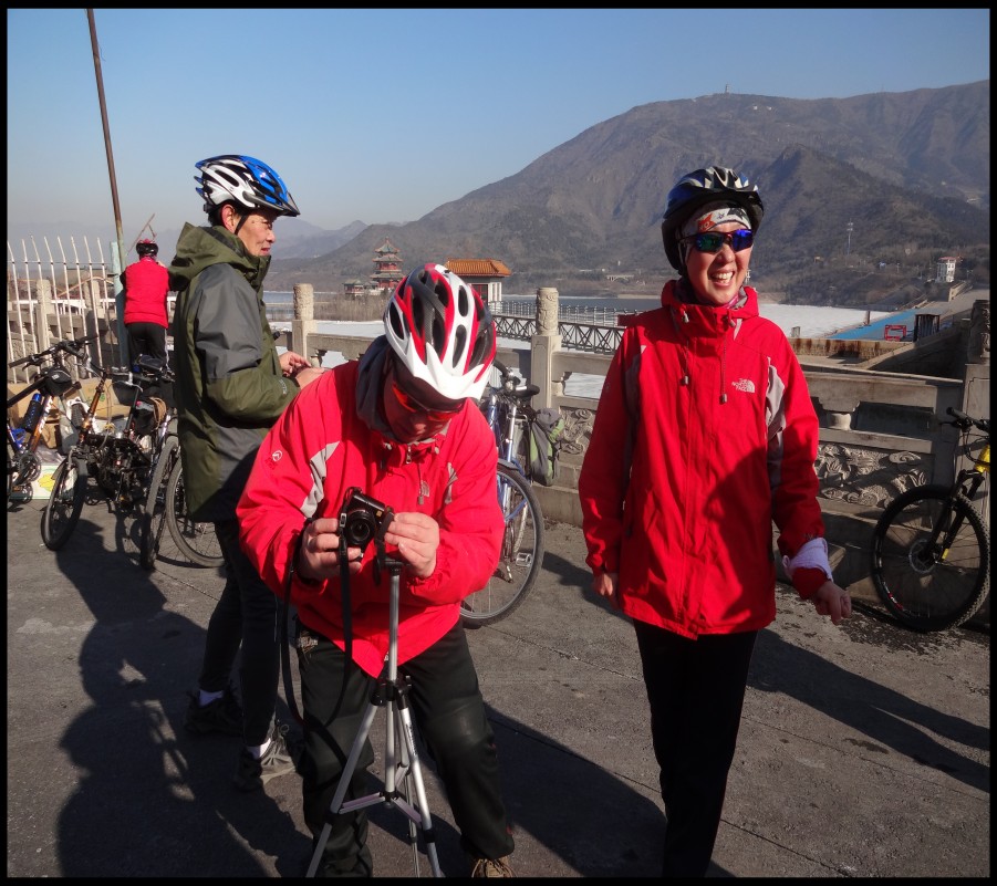 男主角为我们忙碌支三角架子