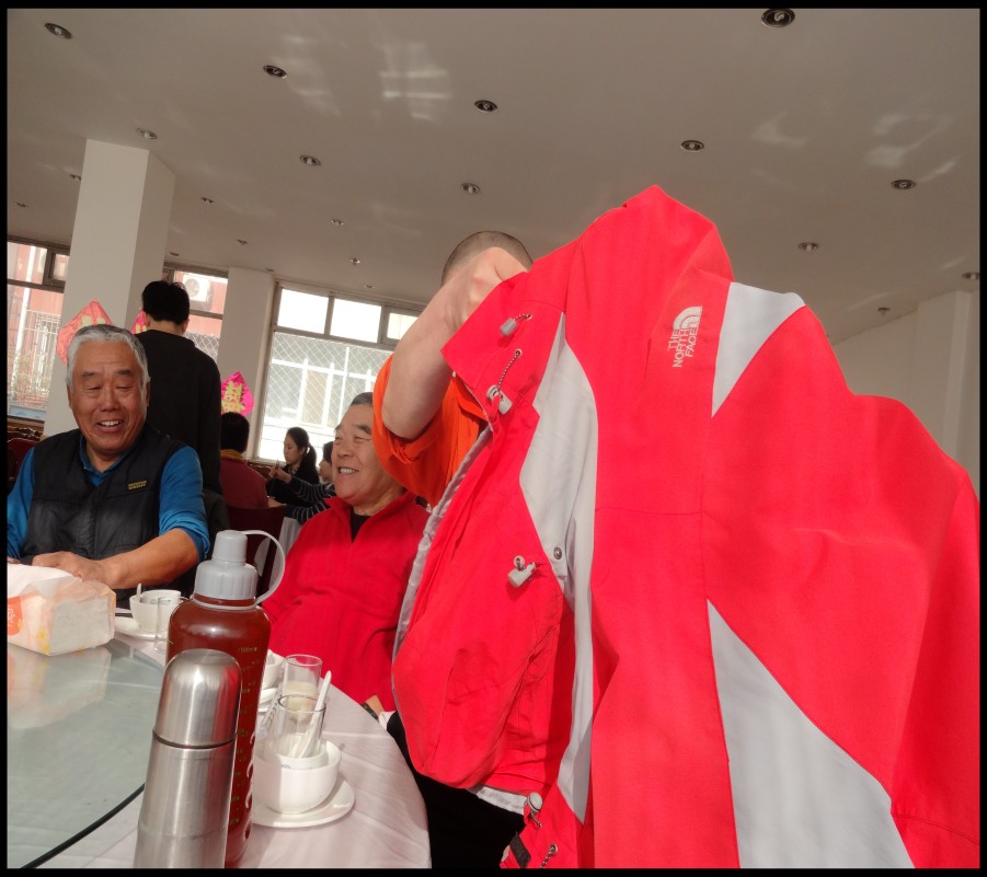 掀起你的盖头来看看你眼睛你的眼睛明又亮呀好你那十五的月亮