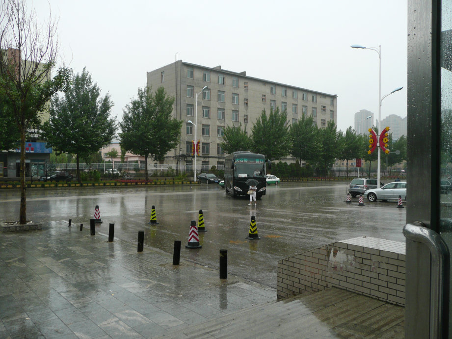 住的旅店旁就是长途车总站。