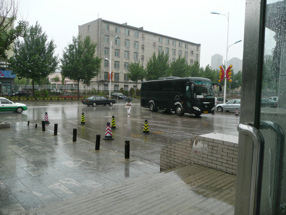 从大石桥开来的车。