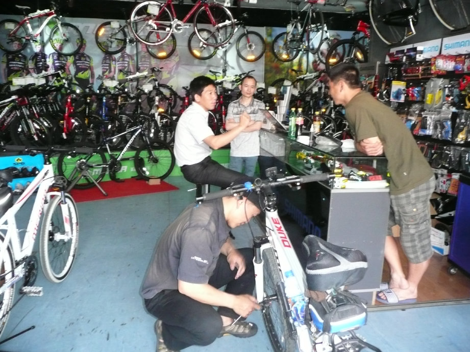 师傅帮调刹车。