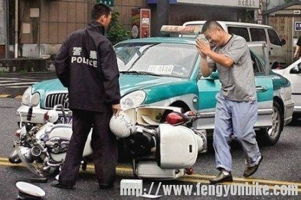 胆子太大把警察撞了.jpg