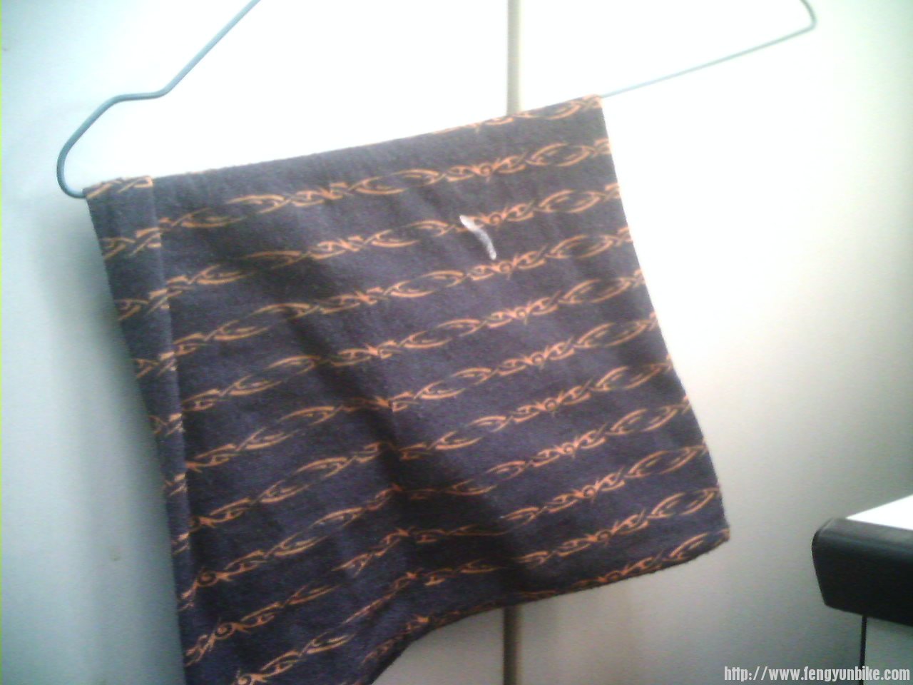 到单位更衣时，发现套在脖子上的头巾结的冰块，天气好冷哟。