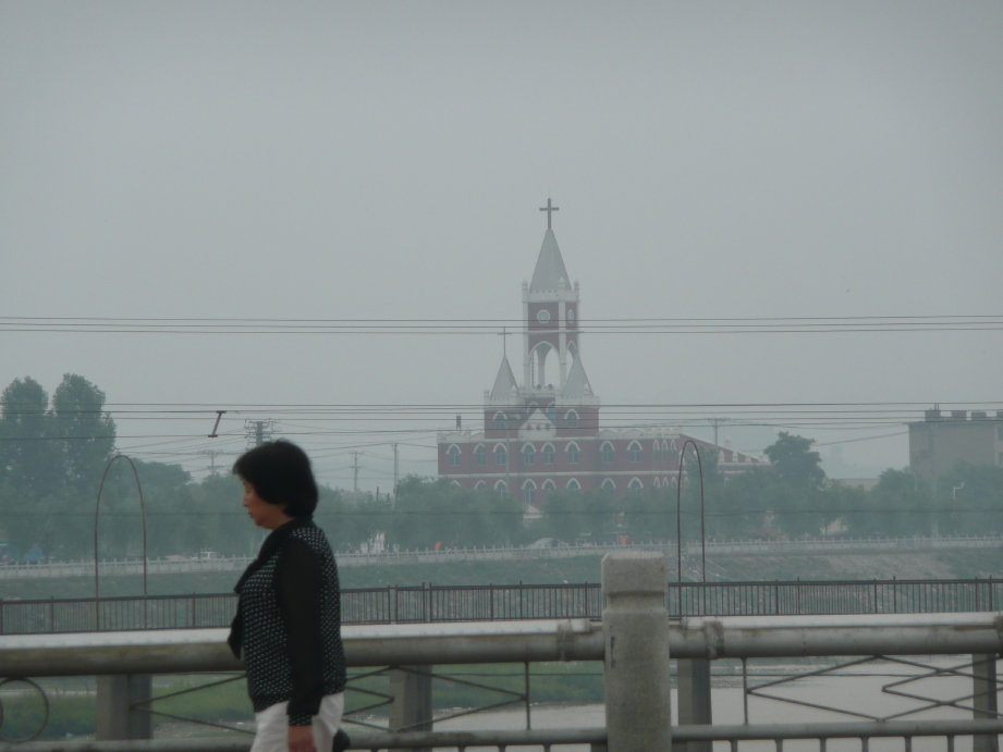 隐约中的教堂。