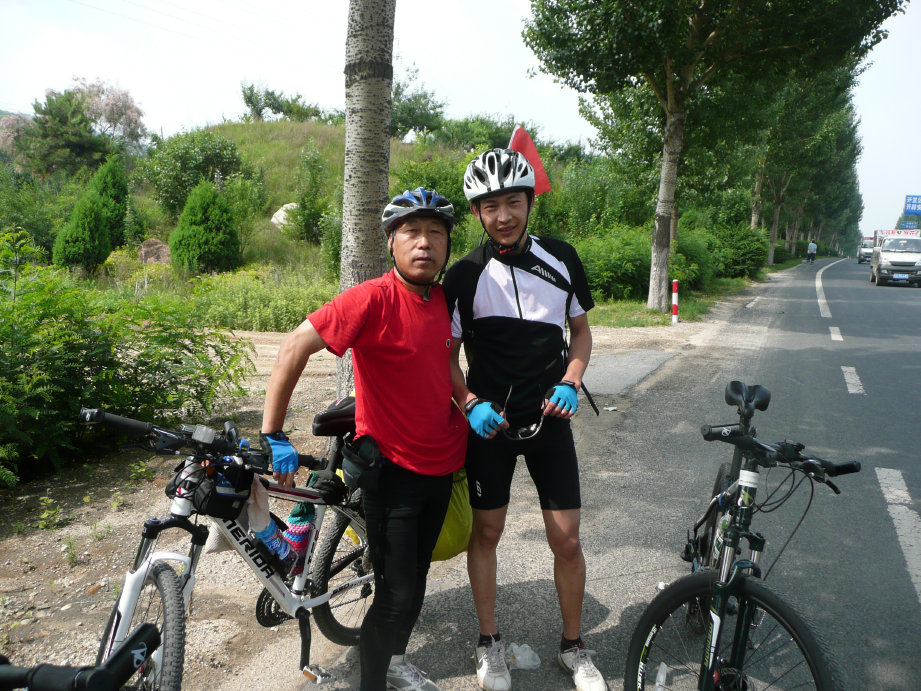 盖州骑行小伙子。