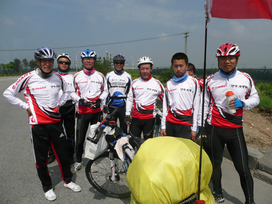 大石桥市捷安特车队。