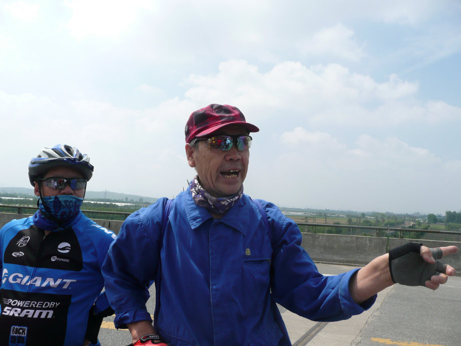 这位当地路过的老生骑行过很多的地方。