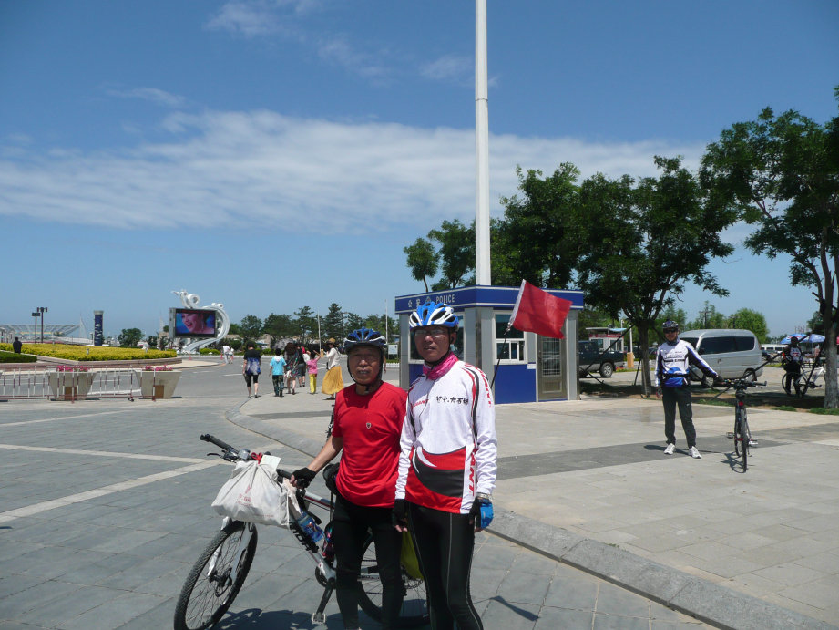 和这位骑友合个影。